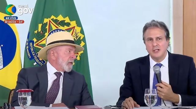 Imagem da noticia Após sanção de Lula, proibição de celular nas escolas deve começar a valer no retorno das férias
