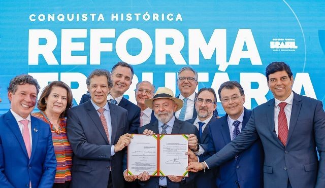 Imagem da noticia Lula sanciona reforma tributária e diz que governo não deve ter medo de enfrentar fake news