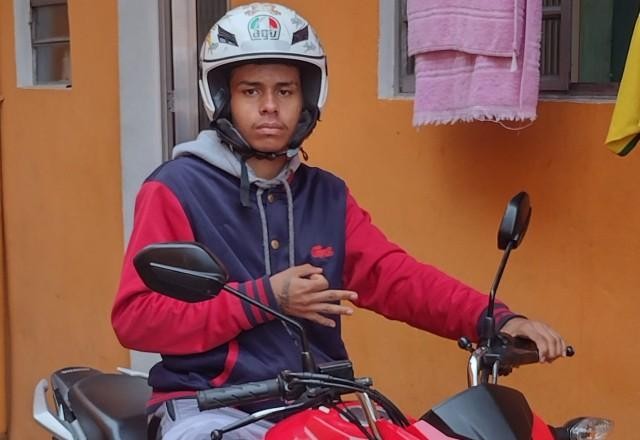 Imagem da noticia MC Teteu: moradores de comunidade protestam após morte do funkeiro