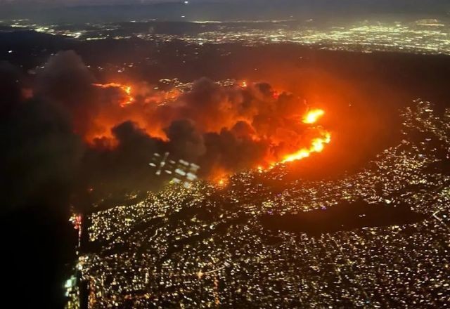 Imagem da noticia Incêndios florestais em Los Angeles deixam ao menos 5 mortos e 100 mil sob ordem de retirada