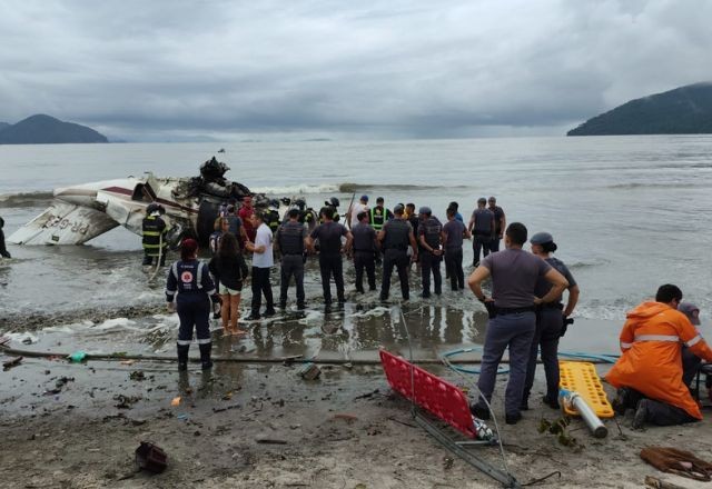 Imagem da noticia Veja momento em que criança é resgatada de avião que explodiu após atravessar pista em Ubatuba