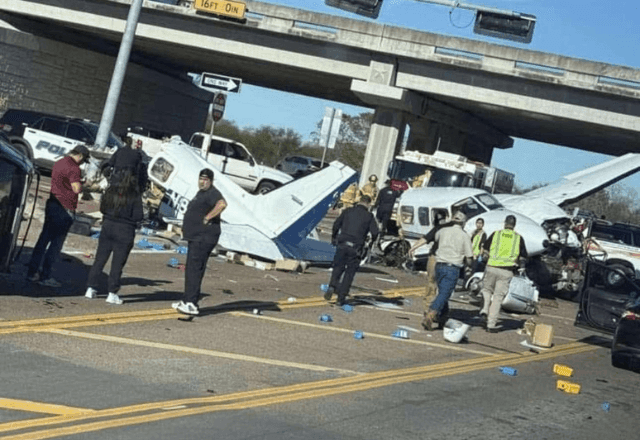 Imagem da noticia Avião bimotor parte ao meio após pouso de emergência em rodovia dos EUA