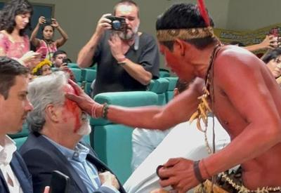 Vídeo: Indígena protesta e esfrega tinta de urucum em rosto de participantes de evento sobre Ferrogrão