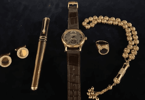 Imagem da notícia: Receita tenta retomar controle de joias levadas por Bolsonaro para devolver à União