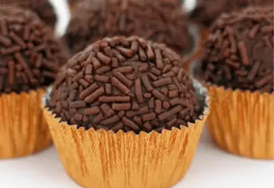 É normal sentir tanta vontade de comer doce? Especialista explica É normal sentir tanta vontade de comer doce? Especialista explica