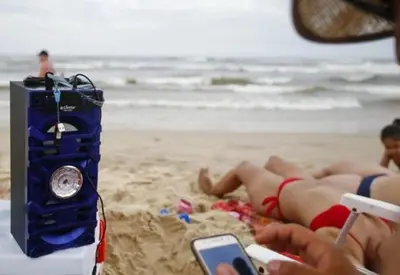 Florianópolis regulamenta lei que proíbe caixas de som nas praias e prevê multa de até R$ 500 Florianópolis regulamenta lei que proíbe caixas de som nas praias e prevê multa de até R$ 500