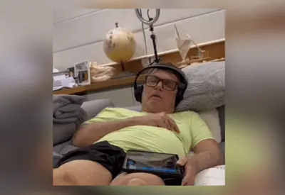 Bolsonaro soluçando: Carlos compartilha imagem nas redes; veja vídeo Bolsonaro soluçando: Carlos compartilha imagem nas redes; veja vídeo