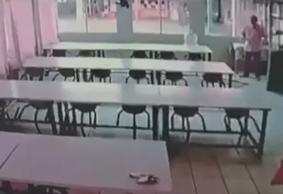 Diretora é flagrada por câmeras ao furtar merenda de escola Diretora é flagrada por câmeras ao furtar merenda de escola