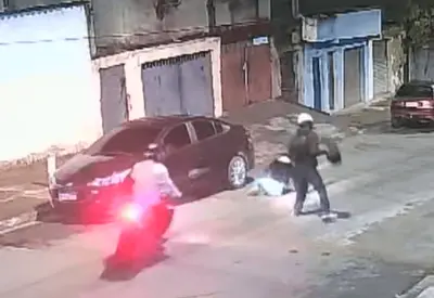 Estudante reage a assalto para proteger mochila com materiais escolares Estudante reage a assalto para proteger mochila com materiais escolares