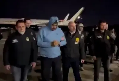 Vídeo mostra Maduro caminhando de chinelo e algemado em pista de aeroporto ao chegar em NY Vídeo mostra Maduro caminhando de chinelo e algemado em pista de aeroporto ao chegar em NY