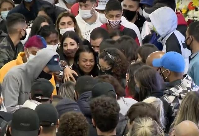 Imagem da noticia Corpo de MC Kevin é velado sob fogos e aplausos em SP