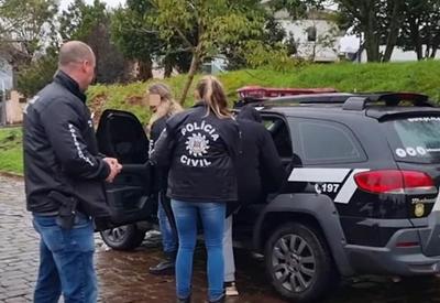 Mãe e filha que aplicavam "golpe dos nudes" são presas no RS Mãe e filha que aplicavam "golpe dos nudes" são presas no RS
