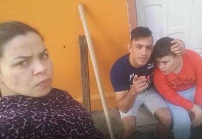 Jovem autista encontrado morto no PR era torturado pela mãe e padrasto Jovem autista encontrado morto no PR era torturado pela mãe e padrasto
