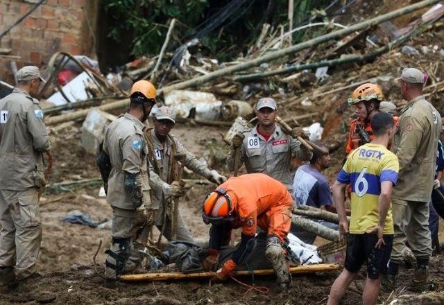 Imagem da noticia Bombeiros encontram mais um corpo em Petrópolis; óbitos somam 232