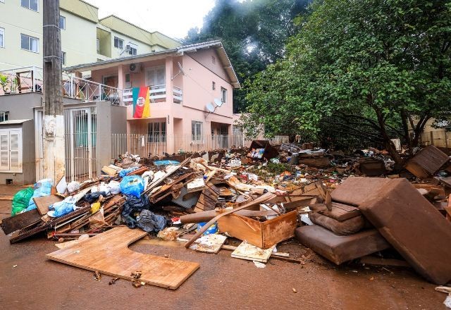 Imagem da noticia Mais de mil toneladas de lixo já foram retiradas das ruas de Porto Alegre