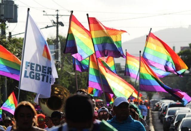 Imagem da noticia Jovens são condenados por bullying contra adolescente gay morto na França