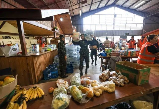 Imagem da noticia Governo federal prepara doação de 52 mil cestas de alimentos às vítimas da chuva no RS