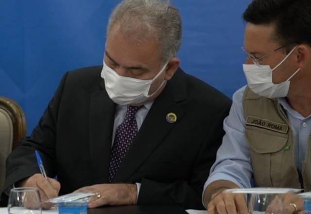 Imagem da noticia Ômicron: "Não é uma variante de desespero", volta a afirmar ministro da Saúde