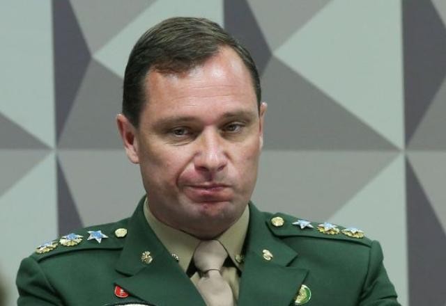 Imagem da noticia Especialistas divergem sobre uso de farda do Exército por Mauro Cid na CPMI