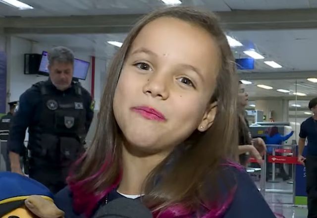 Imagem da noticia Menina viraliza nas redes com sonho inusitado de ser "polícia de aeroporto"