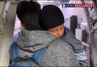 Menino de 5 anos e pai voltam para casa após serem detidos pelo ICE nos EUA Menino de 5 anos e pai voltam para casa após serem detidos pelo ICE nos EUA