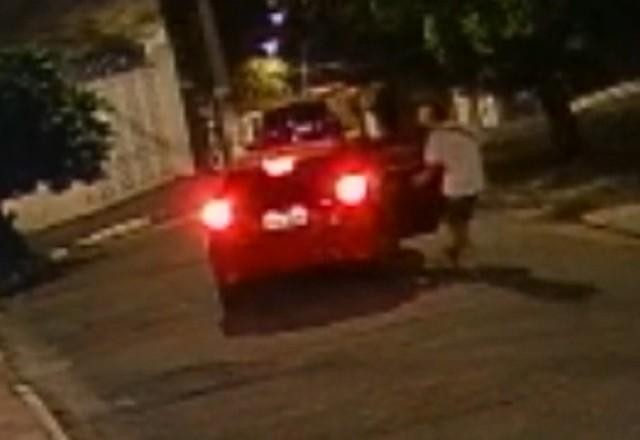 Imagem da noticia Ao tentar fugir da polícia, quadrilha formada por adolescentes bate em carro