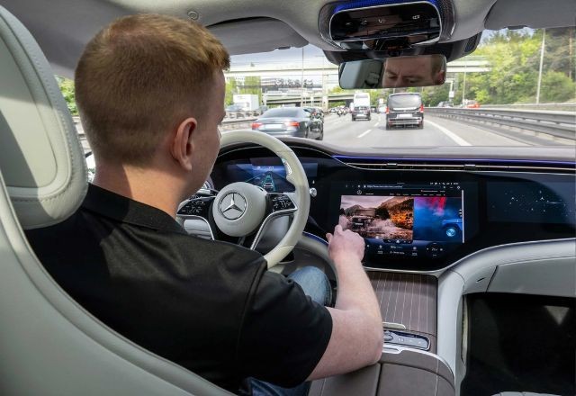 Imagem da noticia Nos Estados Unidos, Mercedes-Benz supera Tesla e vende carro que "dirige sem motorista"