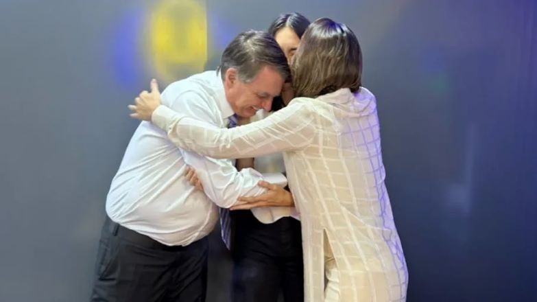 Imagem da noticia Michelle e Laura recebem autorização para visitar Bolsonaro na quinta-feira (4)