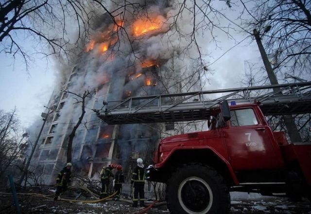 Imagem da noticia Bombardeios russos atingem novos prédios residenciais na Ucrânia