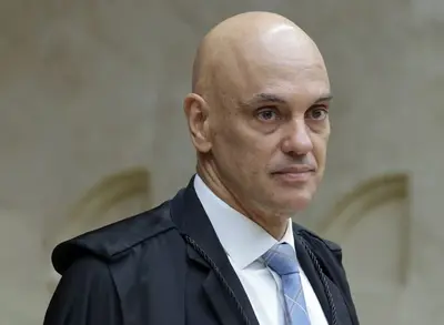 Moraes proíbe drones no raio de 100m da casa de Bolsonaro e determina que PM prenda operadores Moraes proíbe drones no raio de 100m da casa de Bolsonaro e determina que PM prenda operadores