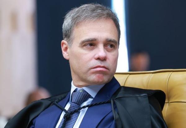 Imagem da notícia: Avião com André Mendonça passa por problema antes da decolagem