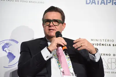 Ministro da Previdência atende pedido de Lula e desiste de disputar eleições para continuar no cargo Ministro da Previdência atende pedido de Lula e desiste de disputar eleições para continuar no cargo