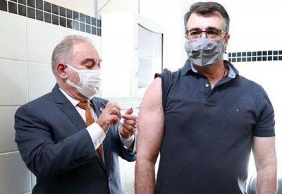 Queiroga aplica 2ª dose em ministro das Relações Exteriores Queiroga aplica 2ª dose em ministro das Relações Exteriores