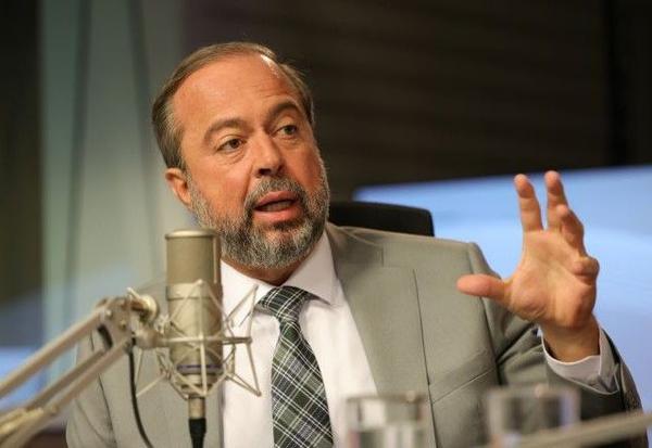 Imagem da notícia: Ministro descarta risco de desabastecimento e diz que postos de combustíveis fazem "especulação criminosa"