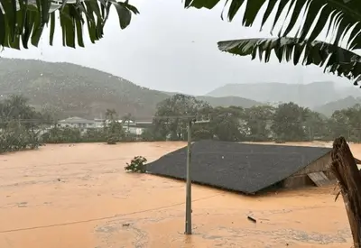 VÍDEO: temporal deixa casa submersa e ruas alagadas em cidade de Santa Catarina VÍDEO: temporal deixa casa submersa e ruas alagadas em cidade de Santa Catarina