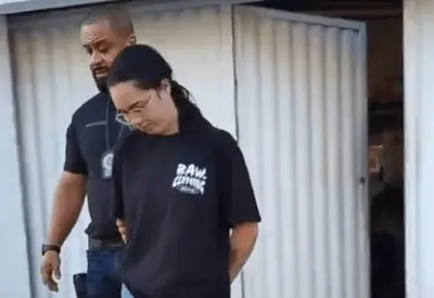 Jovem de 18 anos é presa por tentar envenenar a mãe em São Gonçalo (RJ) Jovem de 18 anos é presa por tentar envenenar a mãe em São Gonçalo (RJ)