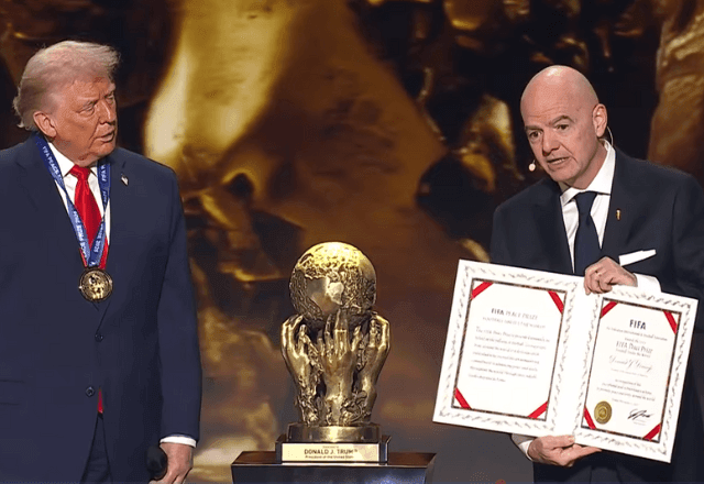 Imagem da noticia Fifa entrega a Donald Trump prêmio da paz durante sorteio da Copa
