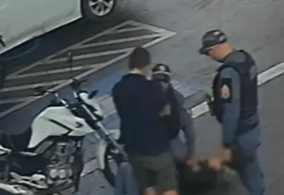 Vídeos mostram coronel da PM do Amazonas agredindo ex-mulher em posto de gasolina em Manaus Vídeos mostram coronel da PM do Amazonas agredindo ex-mulher em posto de gasolina em Manaus