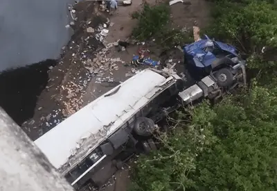 Caminhão cai da Ponte Atílio Fontana e deixa 4 feridos na Marginal Tietê Caminhão cai da Ponte Atílio Fontana e deixa 4 feridos na Marginal Tietê
