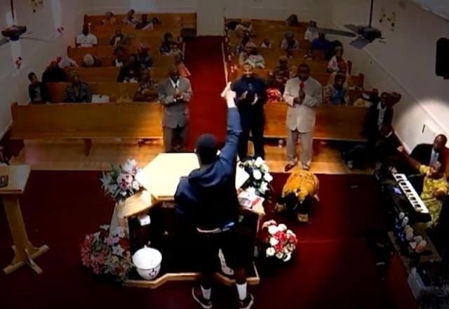 Imagem da noticia Pastor derruba fiel armado e impede tiroteio em igreja nos EUA