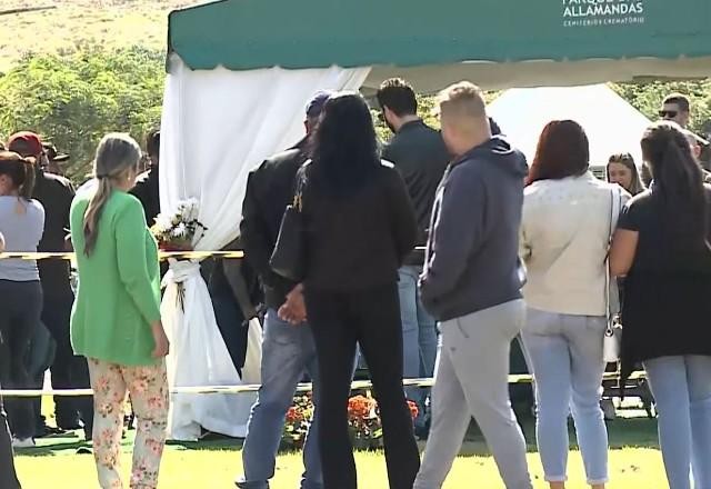 Imagem da noticia Corpo do cantor sertanejo Aleksandro é enterrado em Londrina (PR)