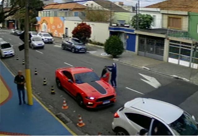 Imagem da noticia Vídeo: Bandidos roubam Mustang na saída de buffet infantil em SP