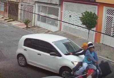 Vídeo: Motorista reage a assalto e atropela assaltantes em SP Vídeo: Motorista reage a assalto e atropela assaltantes em SP