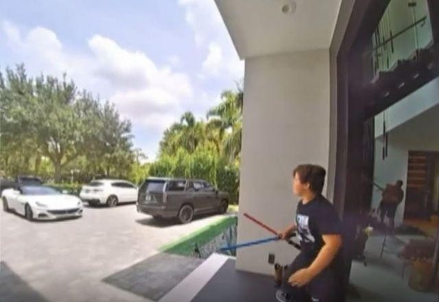 Imagem da noticia Vídeo: brasileiro tem Ferrari roubada em condomínio na Flórida (EUA)