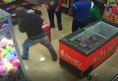 Criminoso morre ao atirar em si mesmo durante assalto no Paraná Criminoso morre ao atirar em si mesmo durante assalto no Paraná