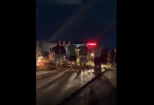 Imagem da noticia Ato antidemocrático impede pai de levar filho a cirurgia em MT: "vai a pé"