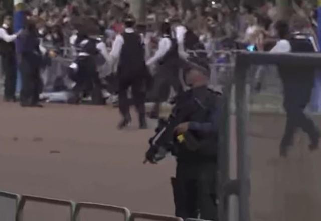 Imagem da noticia Várias pessoas são detidas durante comemoração do jubileu da rainha Elizabeth II