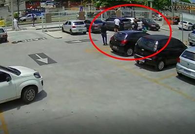 Homem é executado a tiros de fuzil em supermercado no RJ Homem é executado a tiros de fuzil em supermercado no RJ