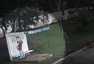 Idoso reage a assalto em ponto de ônibus e acaba esfaqueado Idoso reage a assalto em ponto de ônibus e acaba esfaqueado