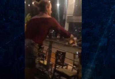 Mulher presa por jogar cerveja em PM é solta e detida de novo dias depois Mulher presa por jogar cerveja em PM é solta e detida de novo dias depois